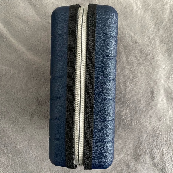 AWAY TOILETRY CASE - Picture 2 of 4